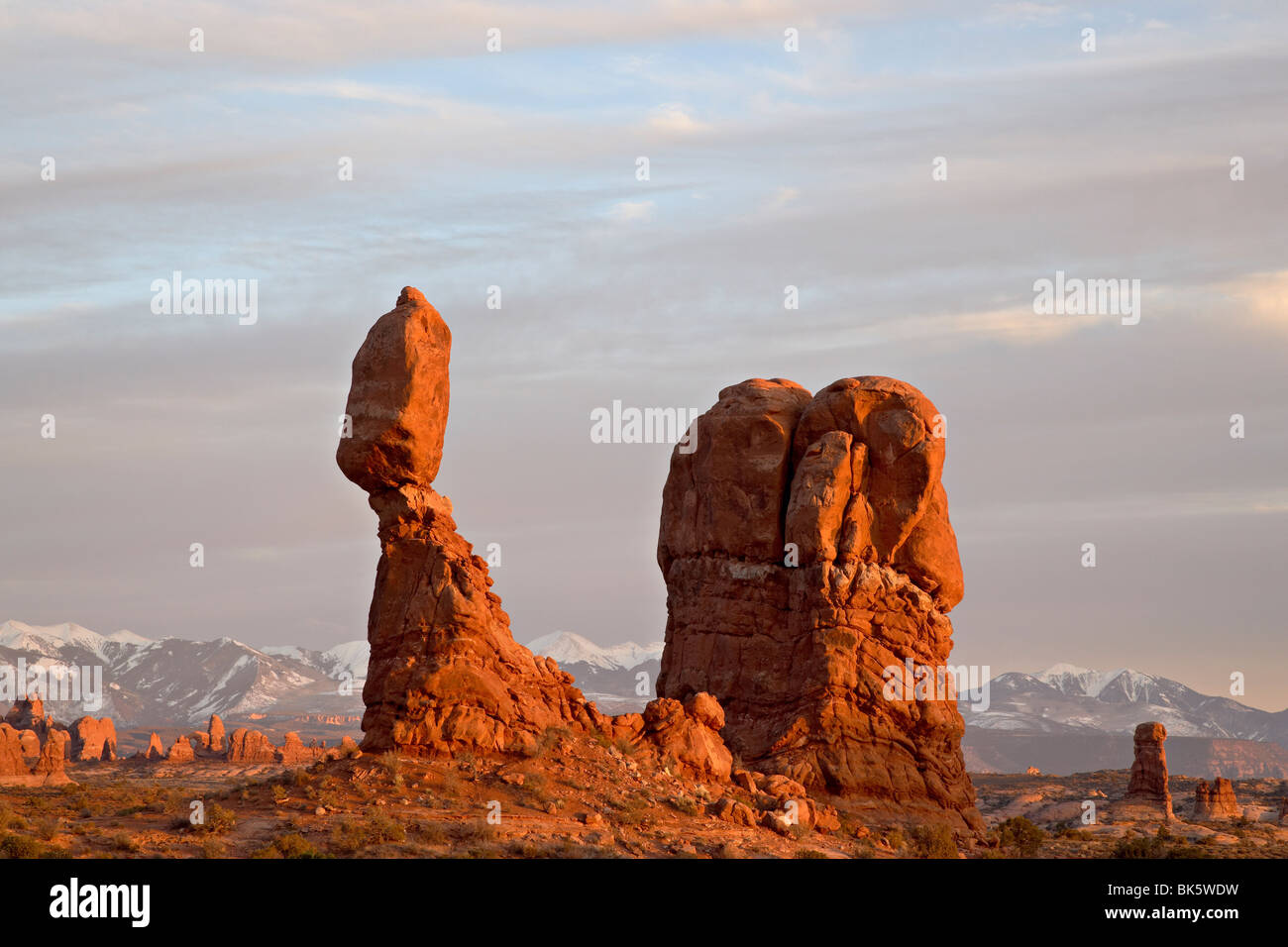 Equilibrato Rock al tramonto, il Parco Nazionale di Arches, Utah, Stati Uniti d'America, America del Nord Foto Stock