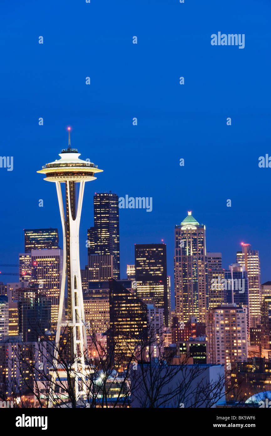 Gli edifici del centro e lo Space Needle e il Seattle, nello Stato di Washington, Stati Uniti d'America, America del Nord Foto Stock