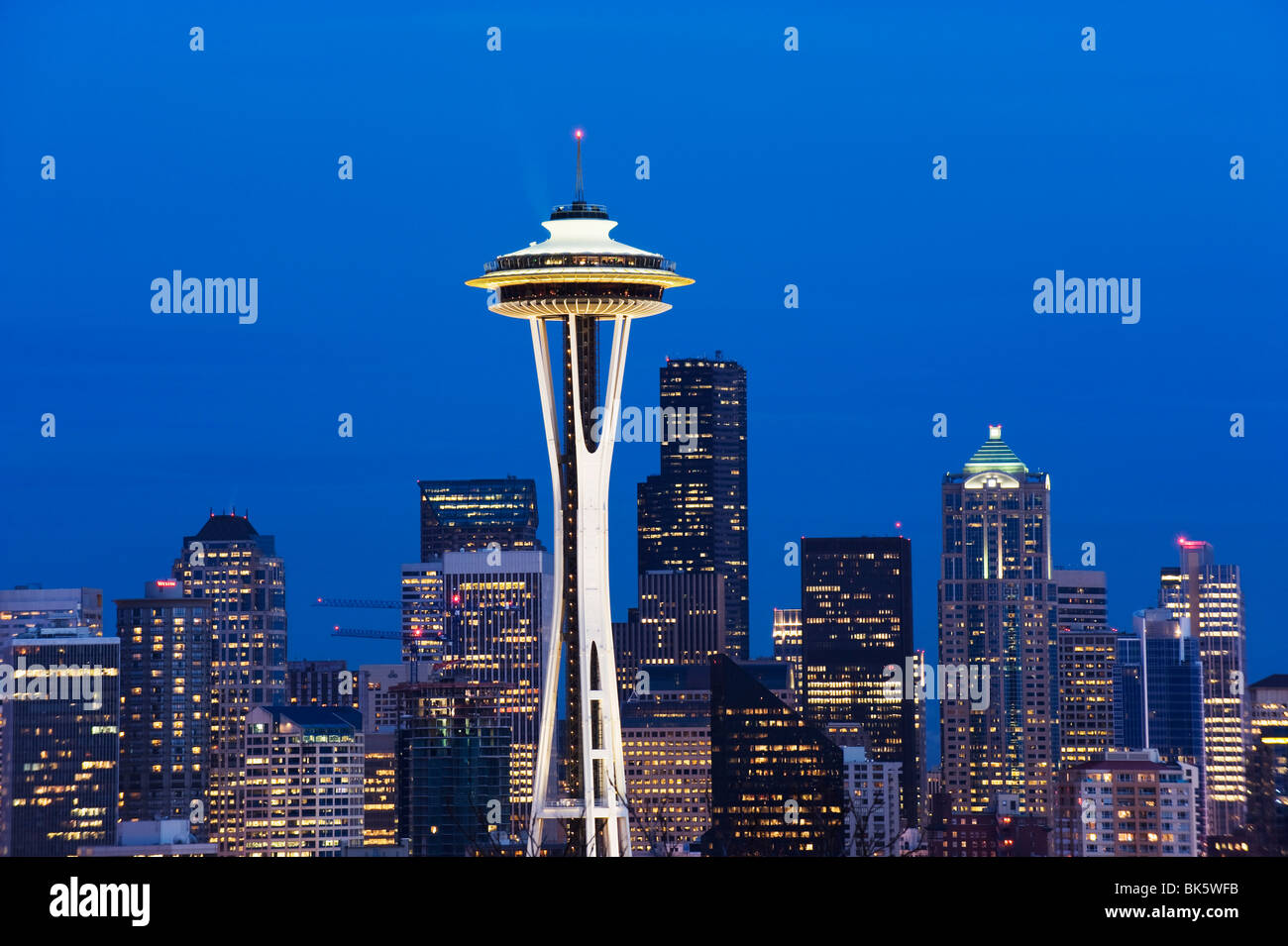 Gli edifici del centro e lo Space Needle e il Seattle, nello Stato di Washington, Stati Uniti d'America, America del Nord Foto Stock