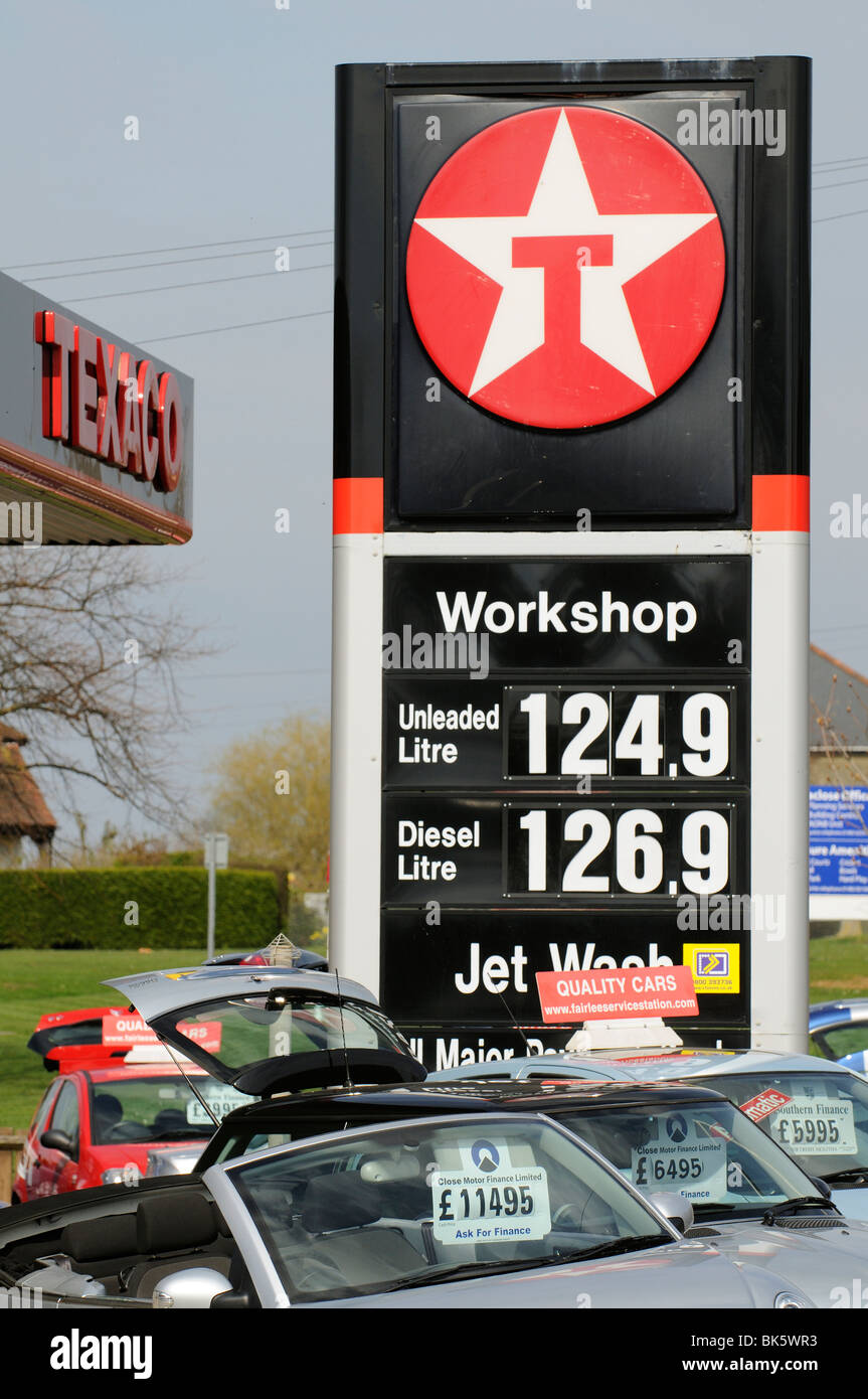 Prezzo combustibile alto segno al di fuori di una stazione di benzina in Newport Isle of Wight Southern England Regno Unito di seconda mano la vendita di auto usate Foto Stock