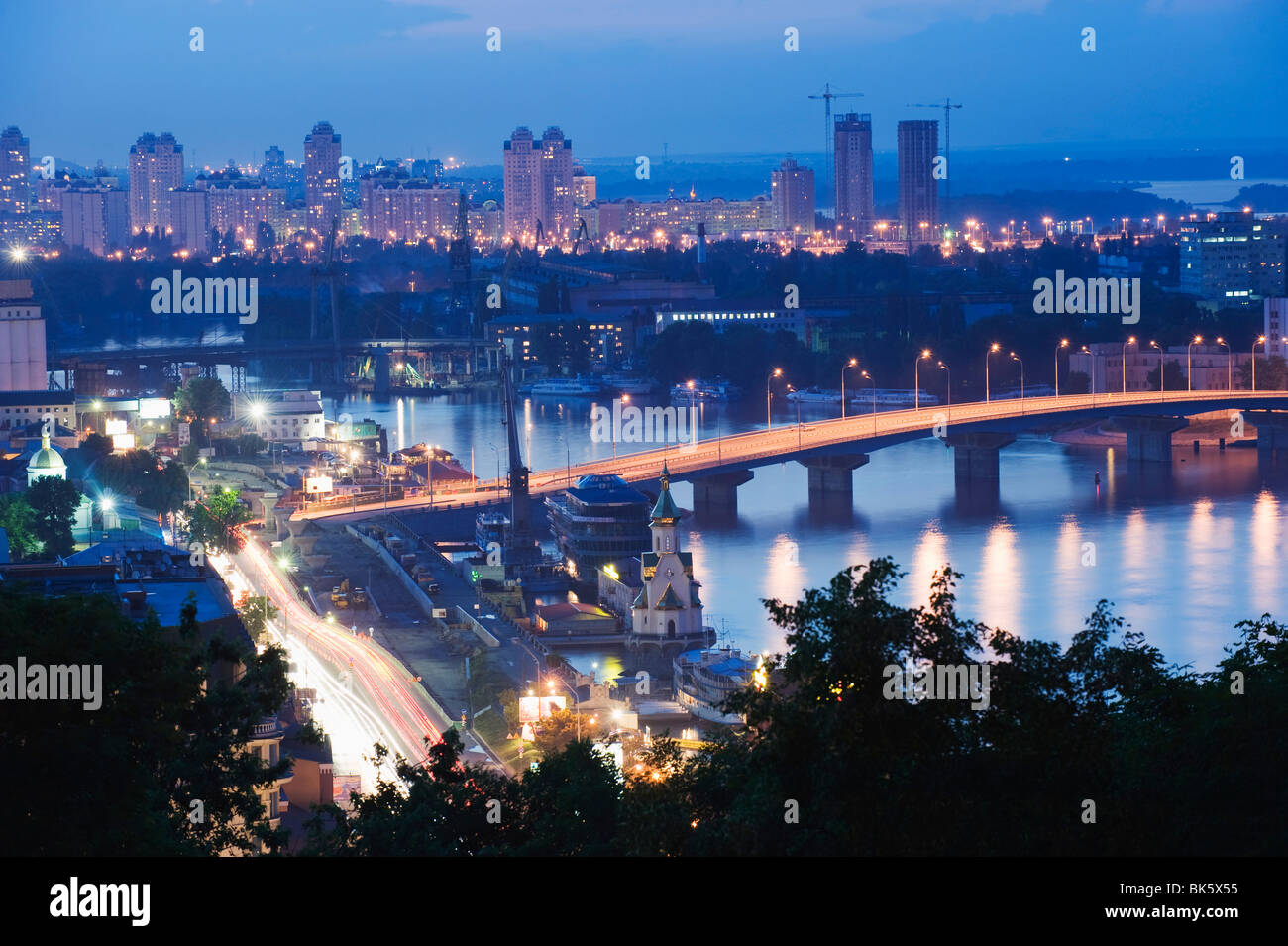 Illuminazione luci Podil district e il fiume Dnieper zona di notte, Kiev, Ucraina, Europa Foto Stock