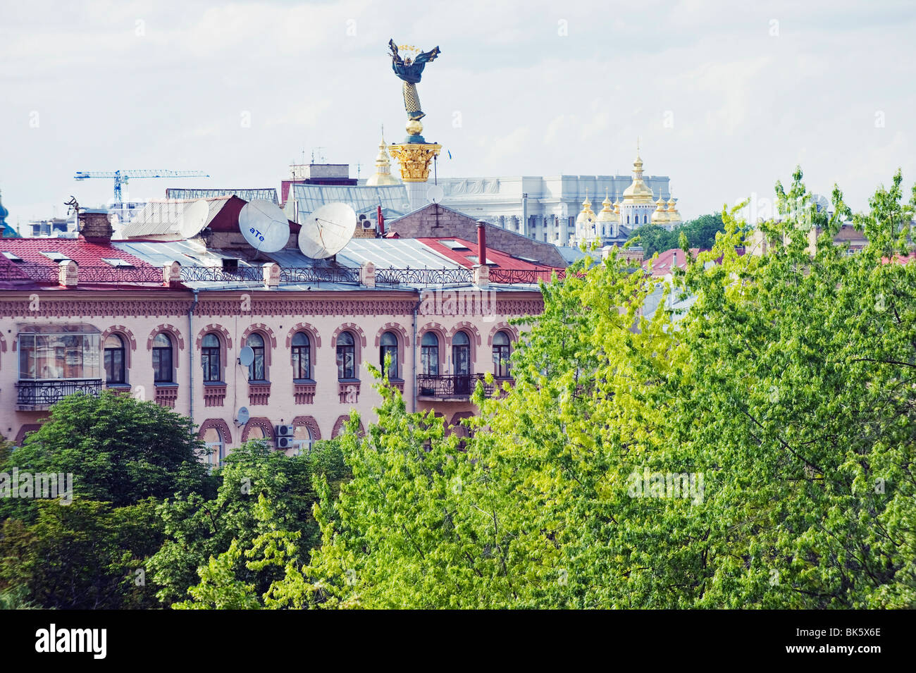 Tetti e simbolo della statua di Kiev, Kiev, Ucraina, Europa Foto Stock