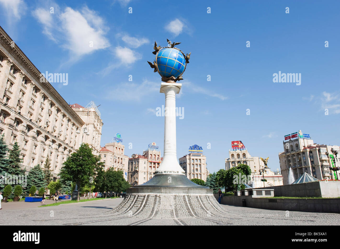 Satue di un globo blu con le colombe della pace, di Maidan Nezalezhnosti (Piazza Indipendenza), Kiev, Ucraina, Europa Foto Stock