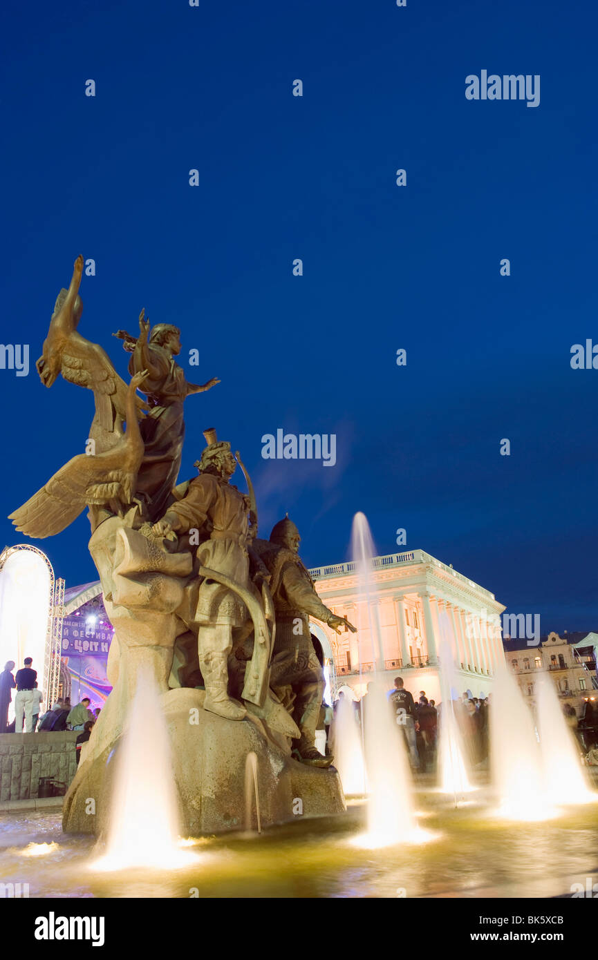 Statua di fratelli e sorelle che hanno fondato a Kiev, Maidan Nezalezhnosti (Piazza Indipendenza), Kiev, Ucraina, Europa Foto Stock