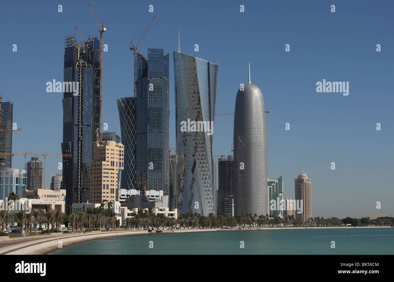 Vista dalla Corniche del grattacielo skyline, WestBay District a Doha, in Qatar. Foto Stock