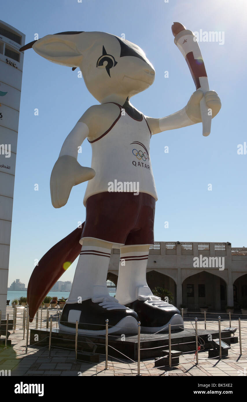 Grande figura in plastica della mascotte nazionale spiacente il Oryx sulla Corniche a Doha, in Qatar. Foto Stock