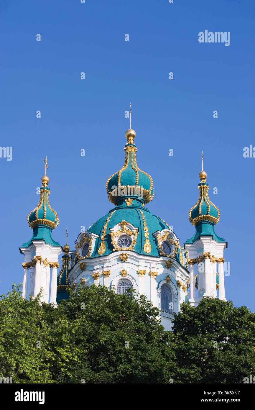 St Andrews chiesa costruita nel 1754 da Bartelomeo Rastrelli, sulla discesa Andrews (Andriyivsky Uzviz) , Kiev, Ucraina, Europa Foto Stock