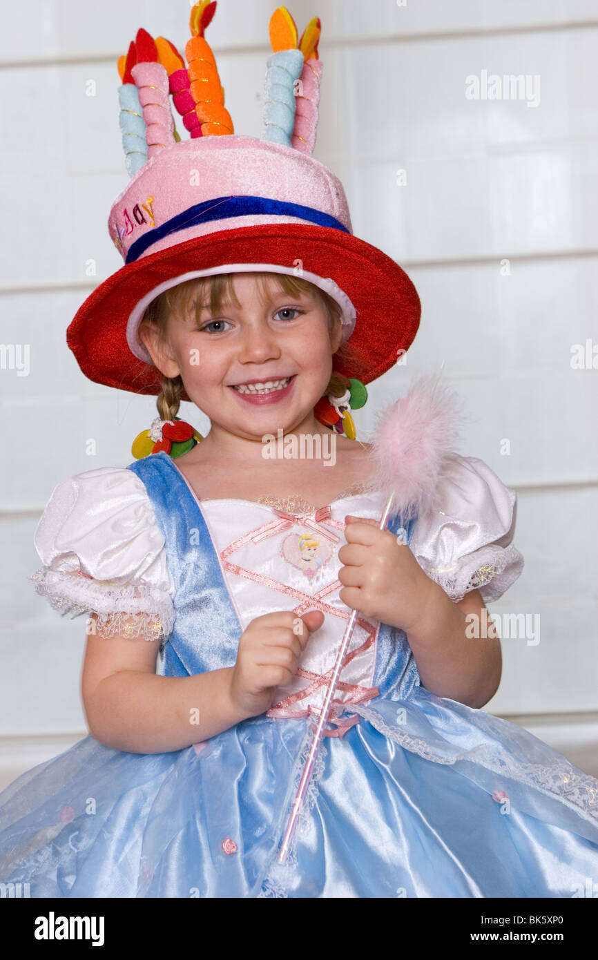 Bambina vestito da principessa abito e torta di compleanno hat Foto stock -  Alamy