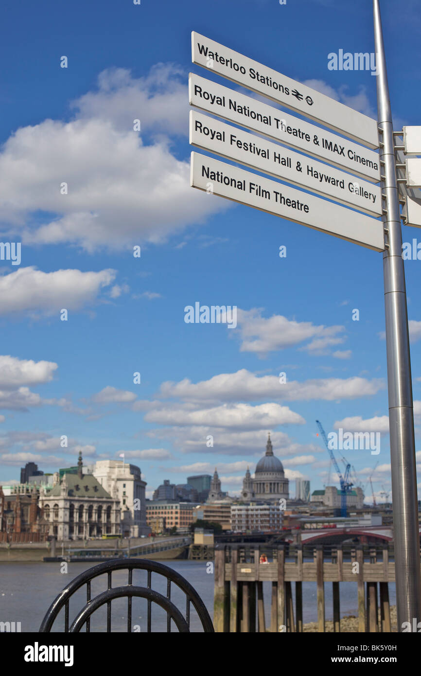 Segno posto dal fiume Tamigi con la Cattedrale di San Paolo a distanza, London, England, Regno Unito, Europa Foto Stock