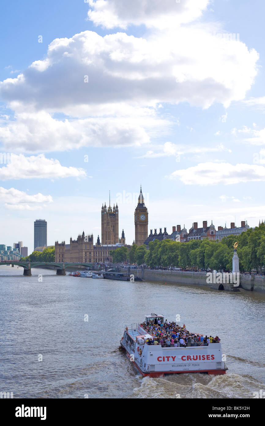 Crociera turistica barca sul fiume Tamigi e le case del Parlamento nella distanza, London, England, Regno Unito, Europa Foto Stock