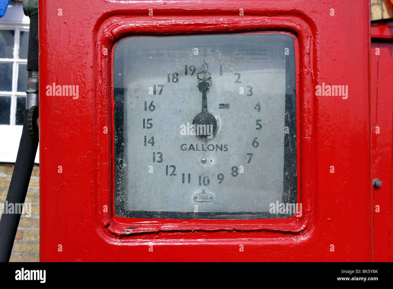 Old fashion pompa di benzina sul lato strada (A157), Louth Road, Hainton, Lincolnshire, Regno Unito. - Una vista ravvicinata del quadrante. Foto Stock
