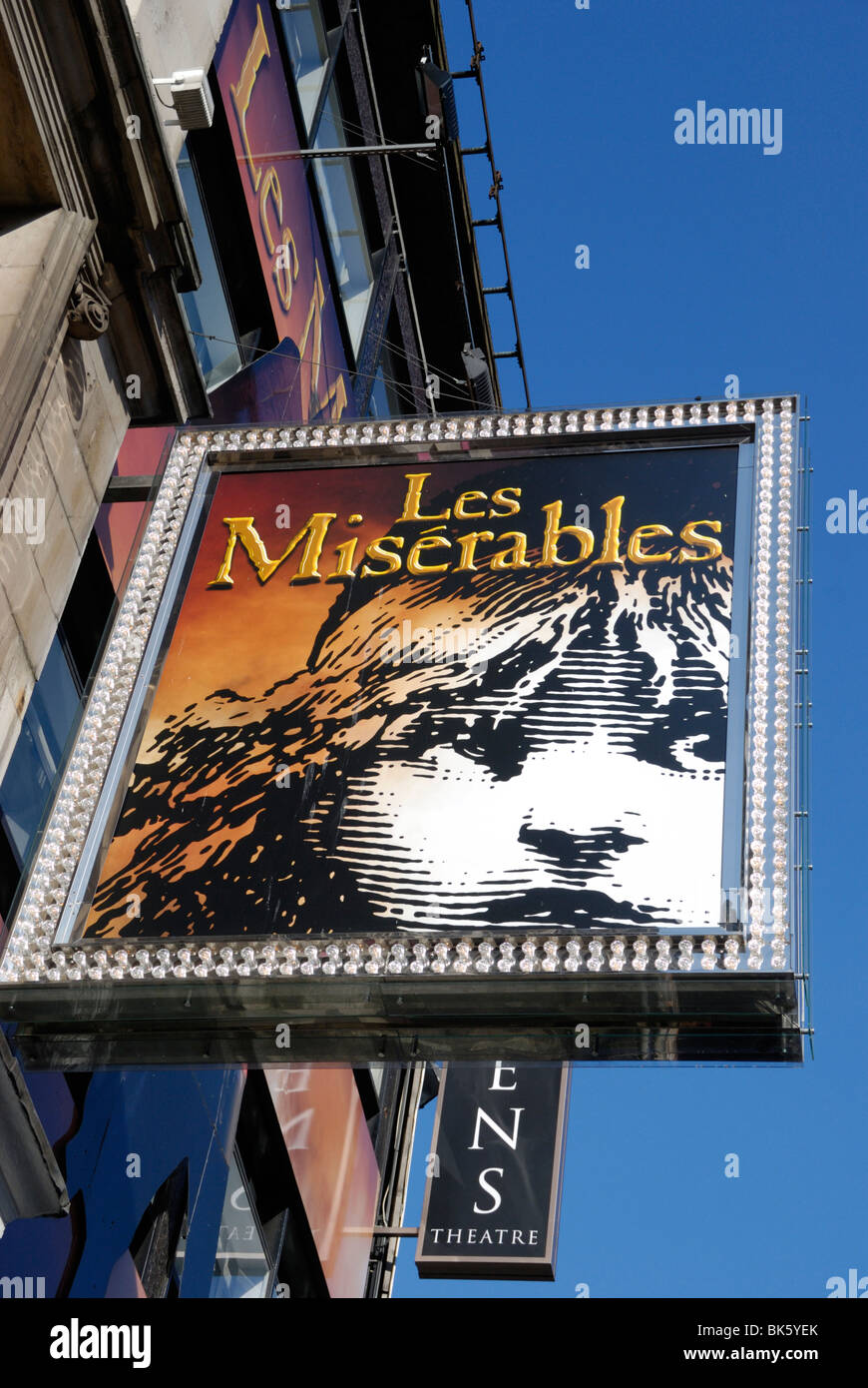 Cartelloni pubblicitari il Musical Les Miserables al di fuori del Queens Theatre in Shaftesbury Avenue, Londra, Inghilterra Foto Stock