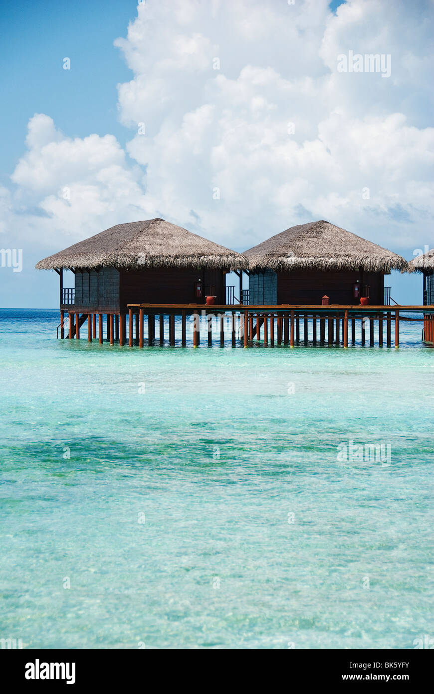 Ville sull'acqua in un mare turchese su Filitheyro Isola, Maldive Foto Stock