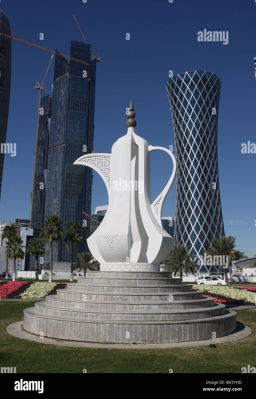 Innovativa architettura moderna, caffettiera scultura su una rotatoria davanti a siti di costruzione a Doha, in Qatar Foto Stock