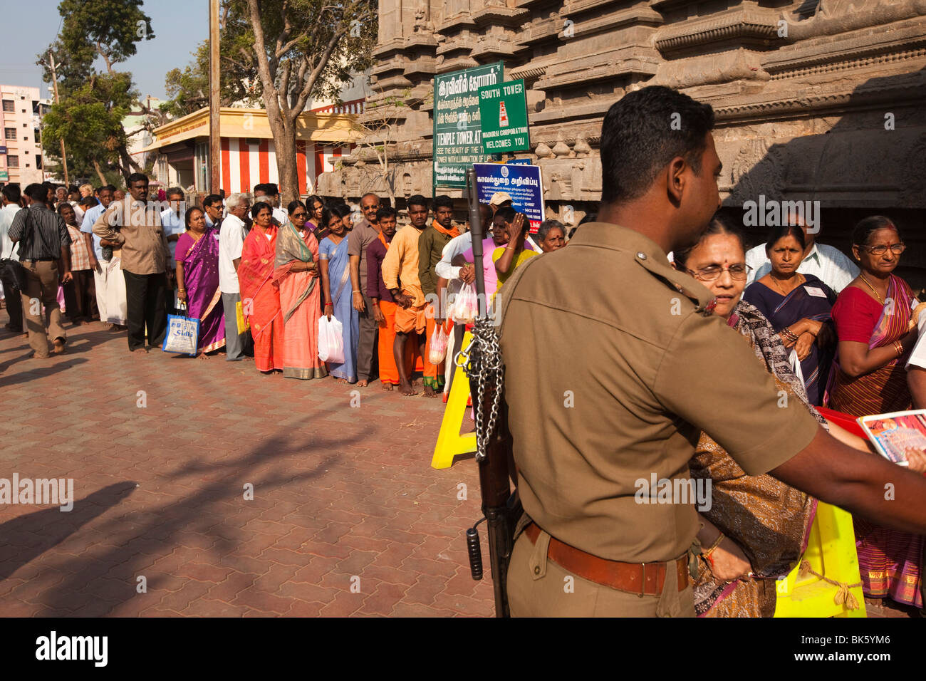 India, nello Stato del Tamil Nadu, Madurai, Sri Meenakshi Temple poliziotti armati pellegrini di controllo all'entrata Foto Stock