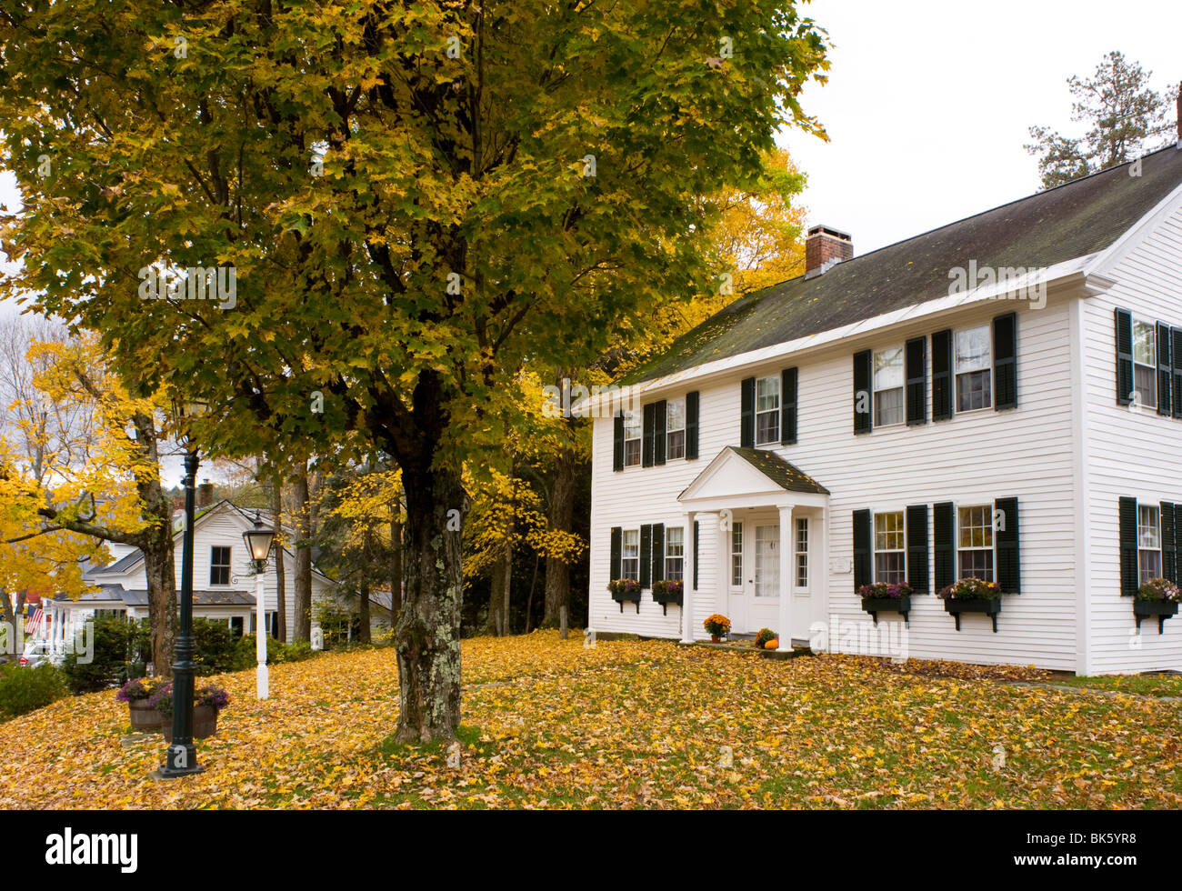 Una vecchia casa circondata da foglie di autunno in Grafton, Vermont, New England, Stati Uniti d'America, America del Nord Foto Stock
