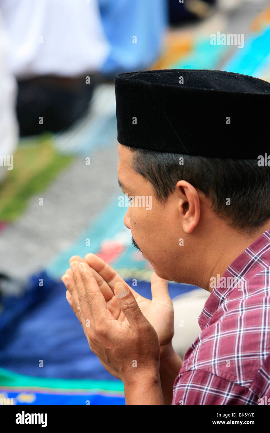 La preghiera del venerdì, Masjid Kampung moschea, Kuala Lumpur, Malesia, Asia sud-orientale, Asia Foto Stock