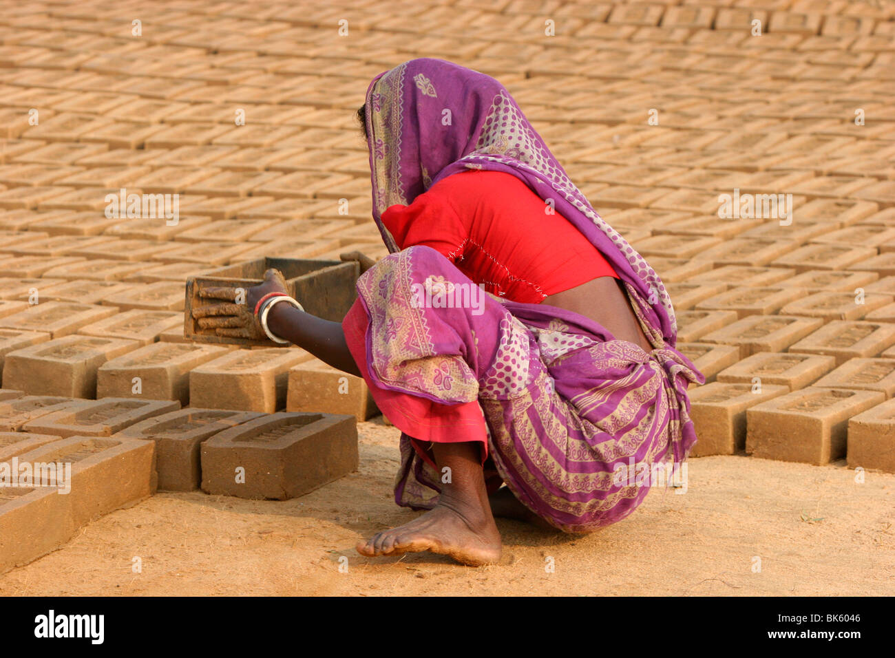 Lavoratore in un West Bengal fabbrica di mattoni, Gamarkunda, West Bengal, India, Asia Foto Stock