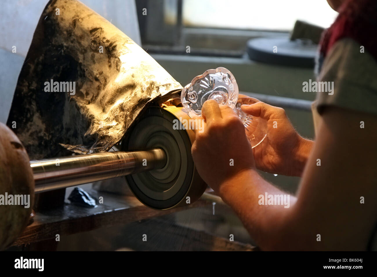 Il lavoro a mano - vetro-taglio in fabbrica Foto Stock