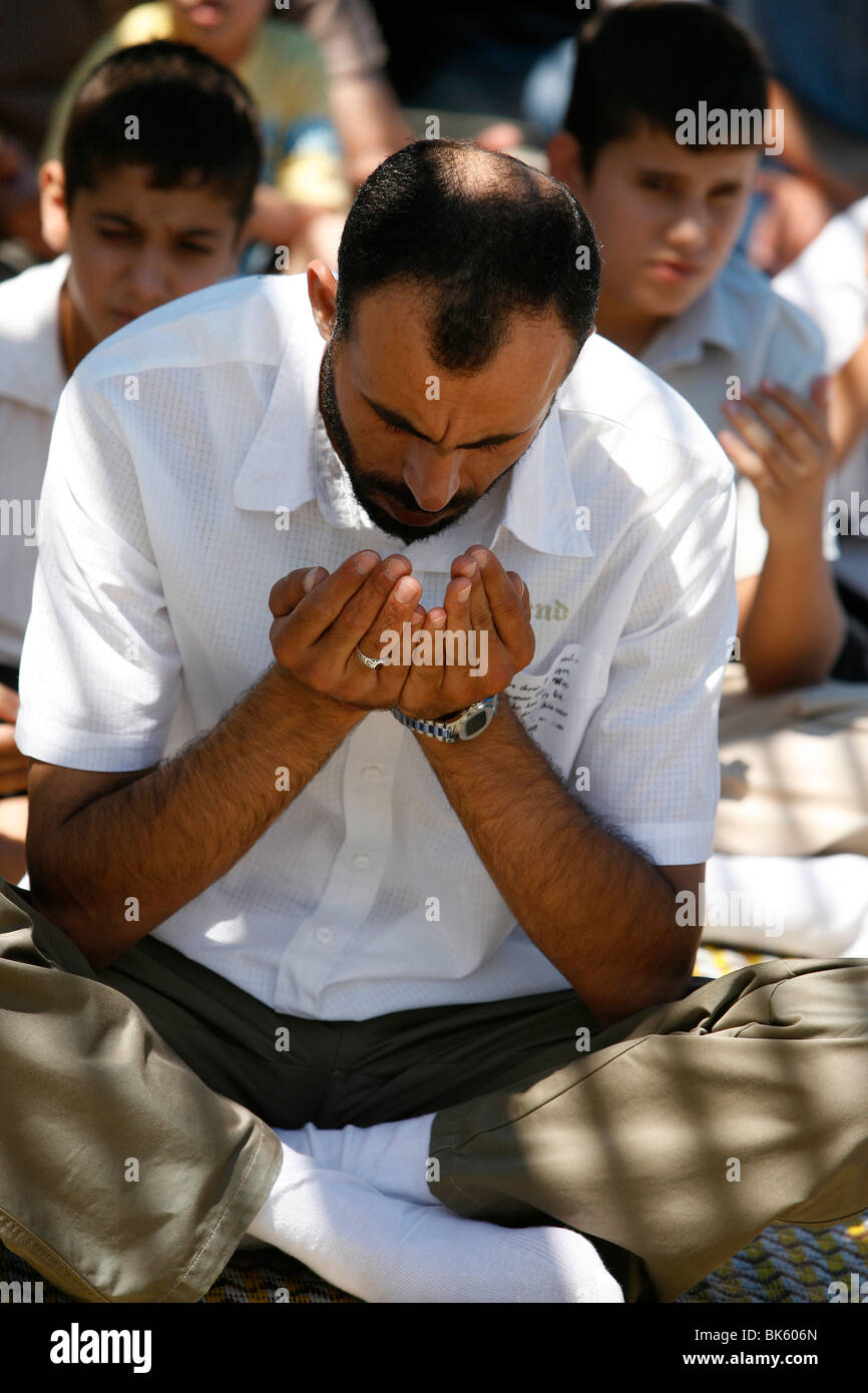 Palestinesi pregando il venerdì, Nazaret, Galilea, Israele, Medio Oriente Foto Stock
