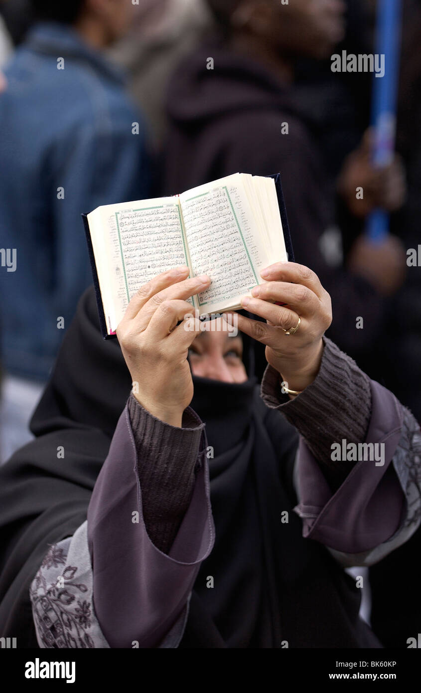 La dimostrazione in Francia contro il divieto del velo islamico nelle scuole, Parigi, Francia, Europa Foto Stock
