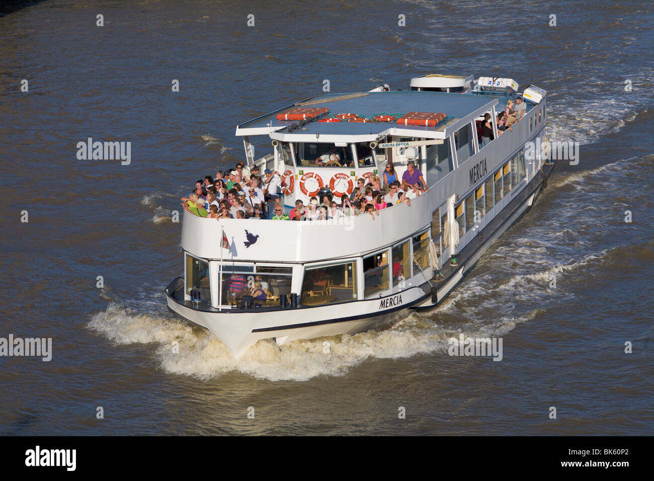 I turisti a bordo di una barca, il fiume Tamigi, Londra, Inghilterra Foto Stock