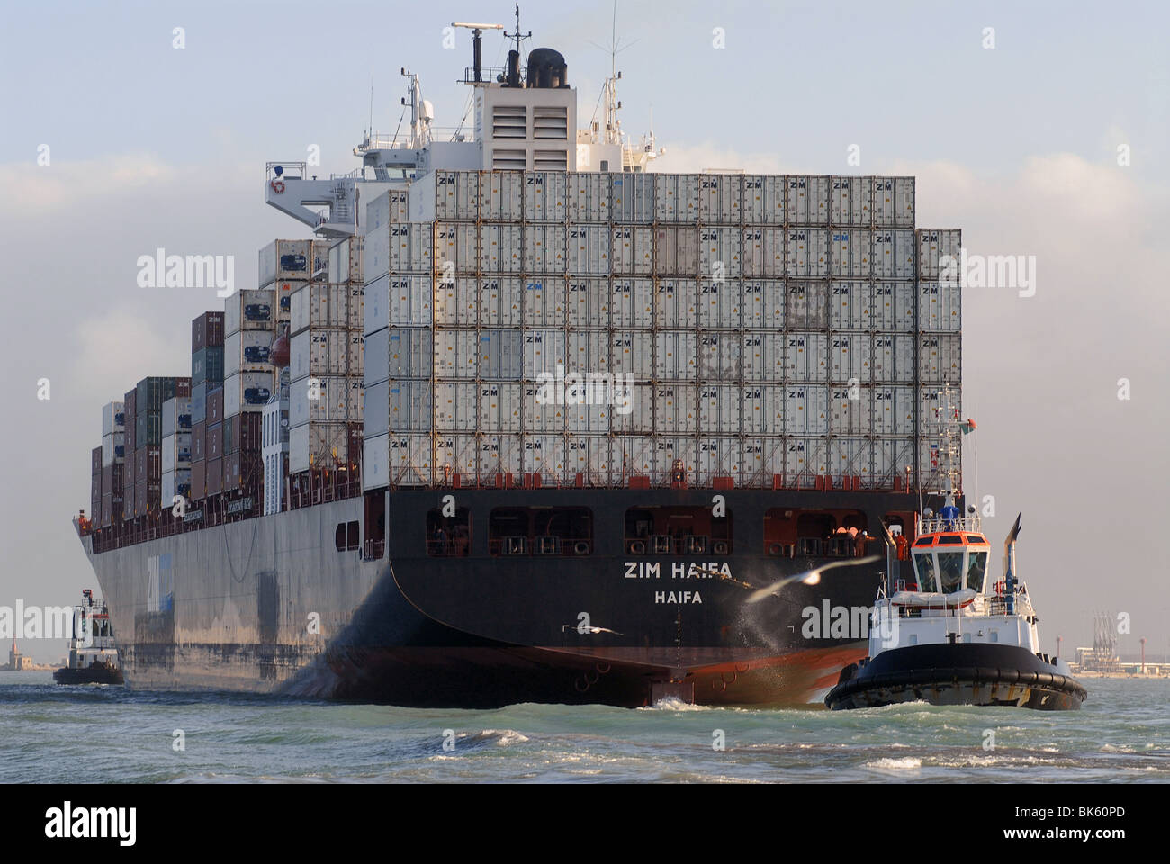 Nave container di entrare nel porto di Livorno Foto Stock