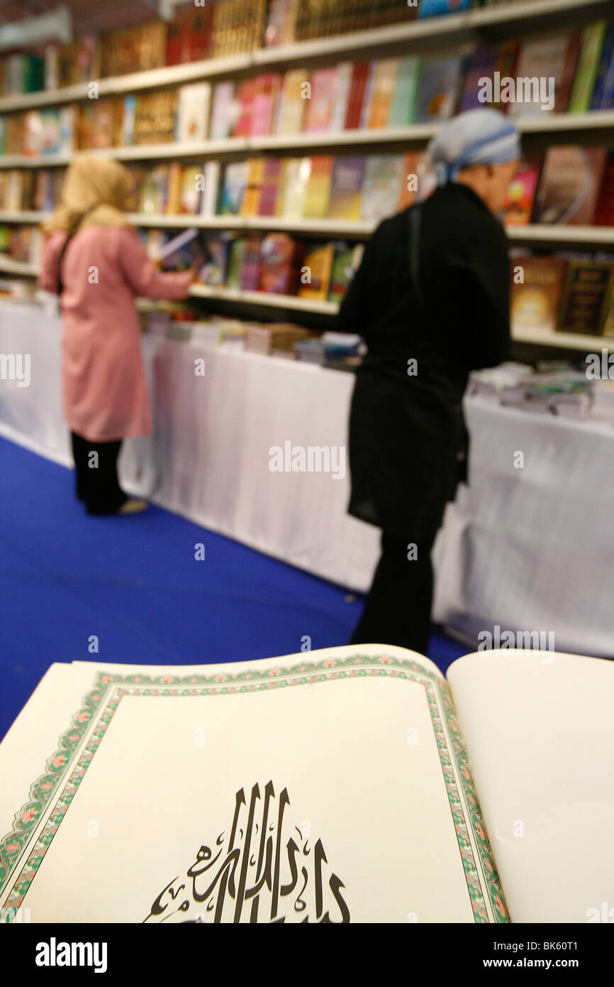 Corano con Allah calligraphy, Parigi, Francia, Europa Foto Stock