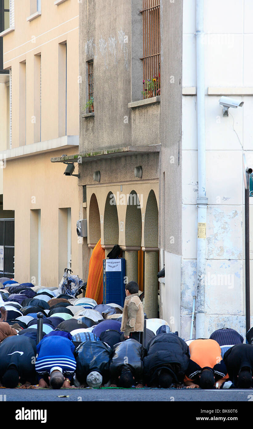 Fine del Ramadan preghiere al di fuori di una moschea, Parigi, Francia, Europa Foto Stock