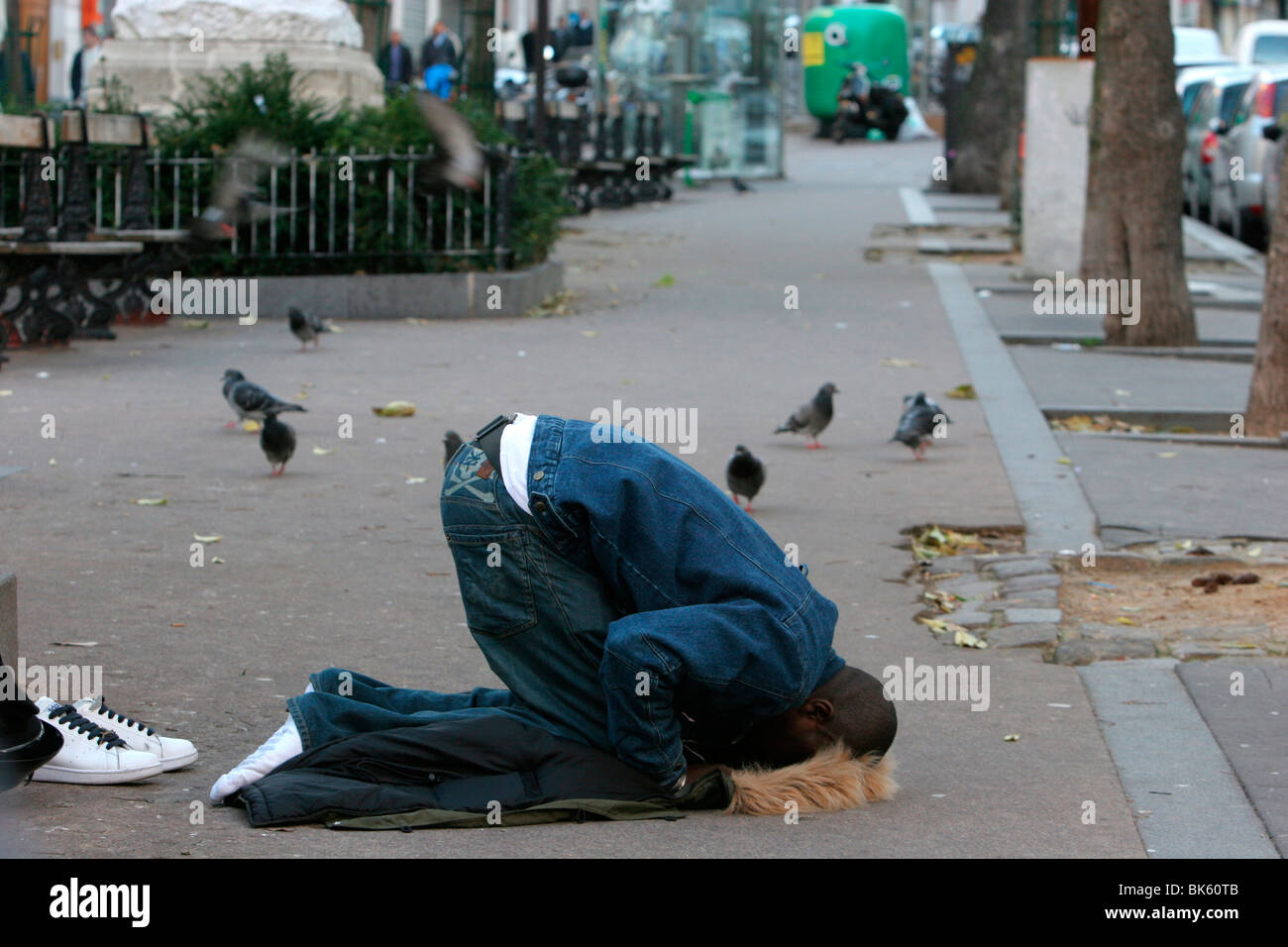 I musulmani in preghiera in una strada di Parigi, Francia, Europa Foto Stock