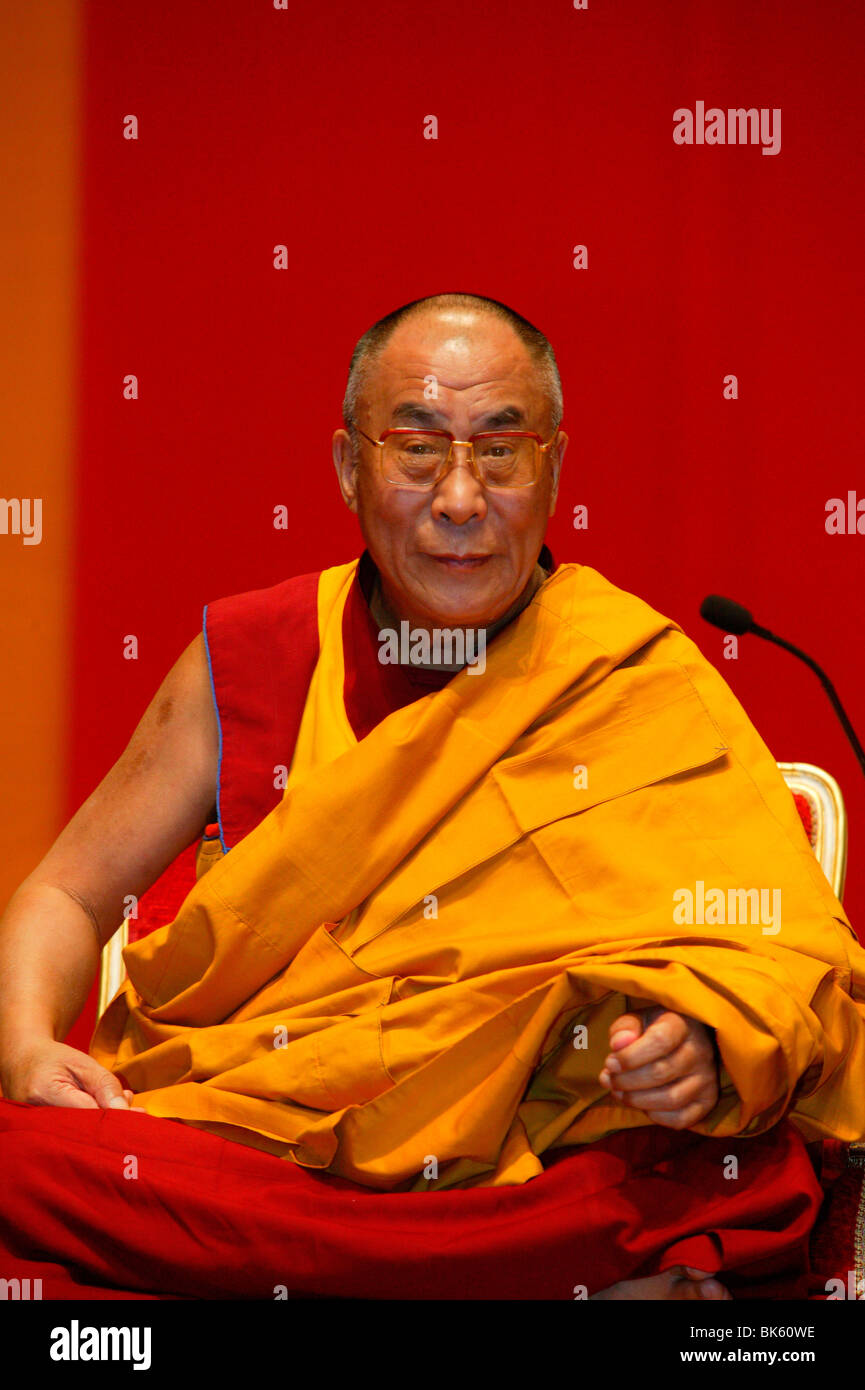H.H. Il Dalai Lama, Parigi, Francia, Europa Foto stock - Alamy