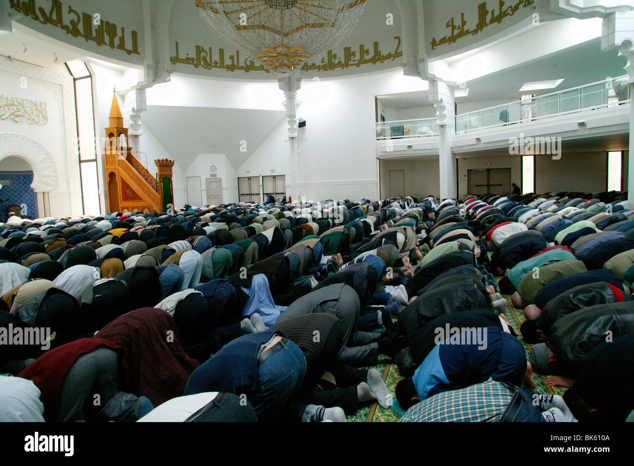 Preghiere a Lione Grande Moschea, Lione, Rhone, Francia, Europa Foto Stock