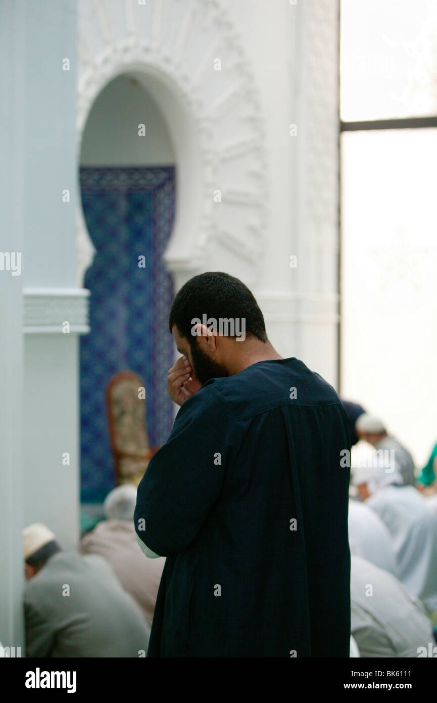 La preghiera del venerdì presso la Grande Moschea, Lione, Rhone, Francia, Europa Foto Stock