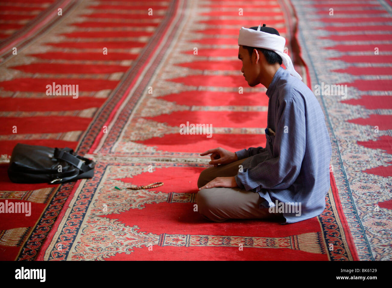 Visitatore indonesiano al Sultan moschea Hassan al Cairo, Egitto, Africa Settentrionale, Africa Foto Stock