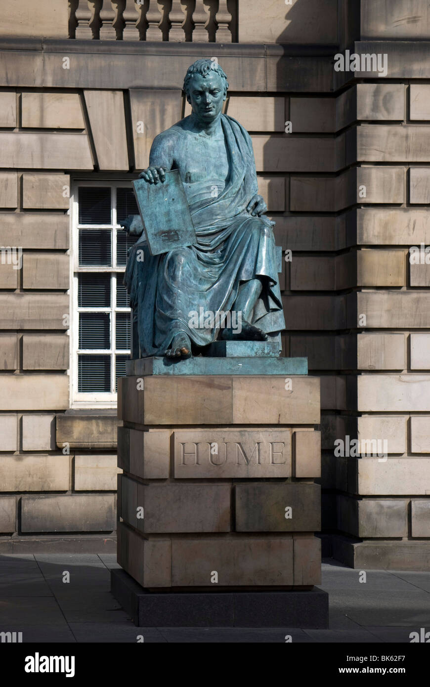 La statua del filosofo e storico David Hume al di fuori della Alta Corte di Edimburgo. Foto Stock