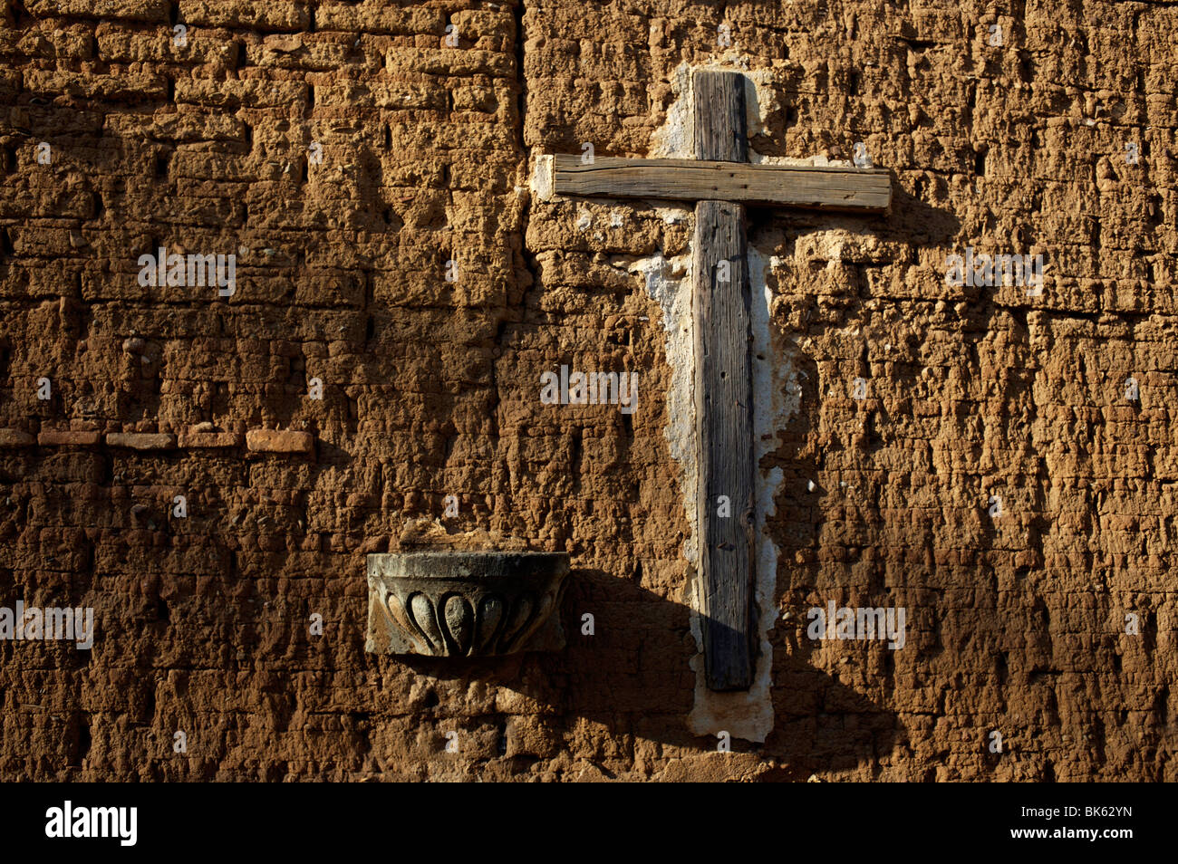 Una croce di legno decora una parete a Oaxaca, Messico, 12 aprile 2009. Foto Stock
