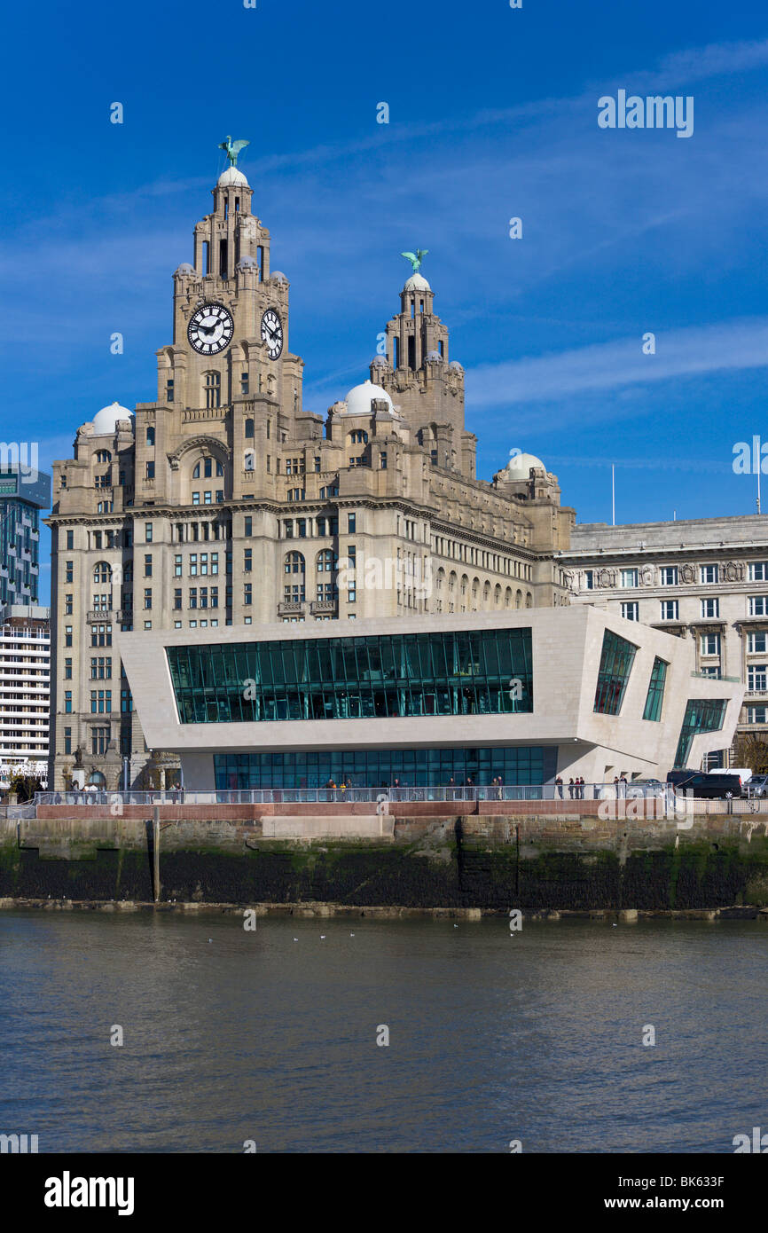 "Pier Head' Ferry Terminal e il Liver Building, Liverpool, Merseyside England Foto Stock