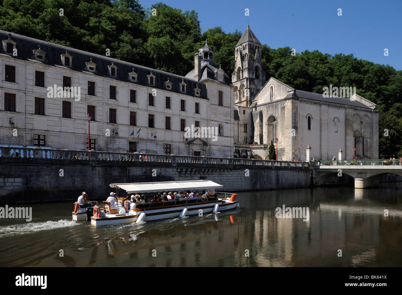 Barca passando di fronte all'Abbazia, Brantome. Dordogna, Francia. Europa Foto Stock