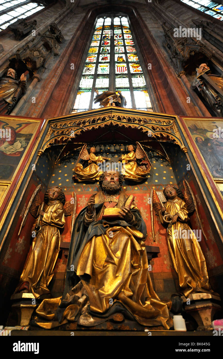 Medieval le finestre di vetro macchiate, sculture e dipinti nel coro hall, Chiesa di S. Sebaldo, Norimberga, Franconia, Baviera, G Foto Stock