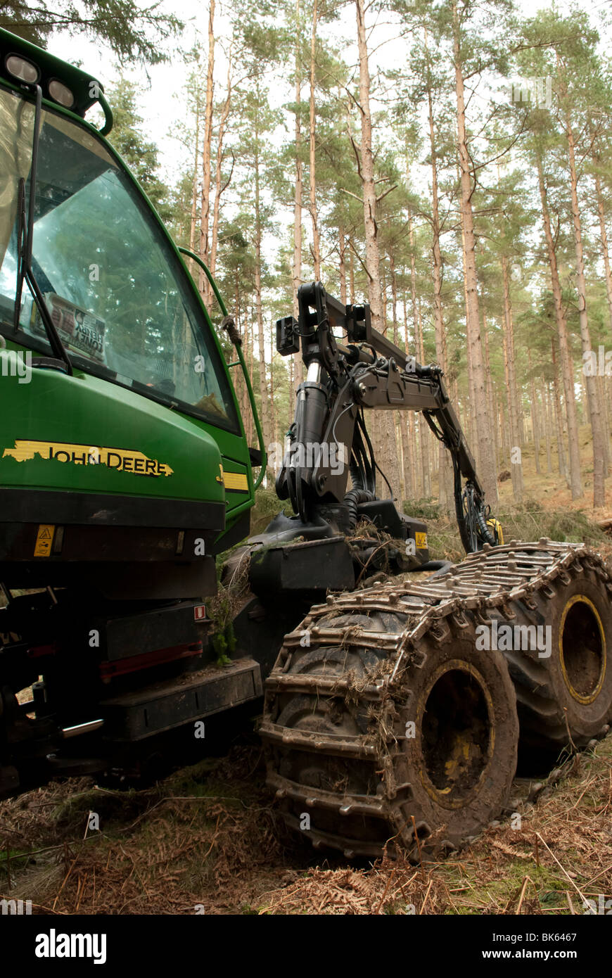 John Deere Harvester 1270 diradamento dei boschi, Aberdeenshire, Scozia Foto Stock