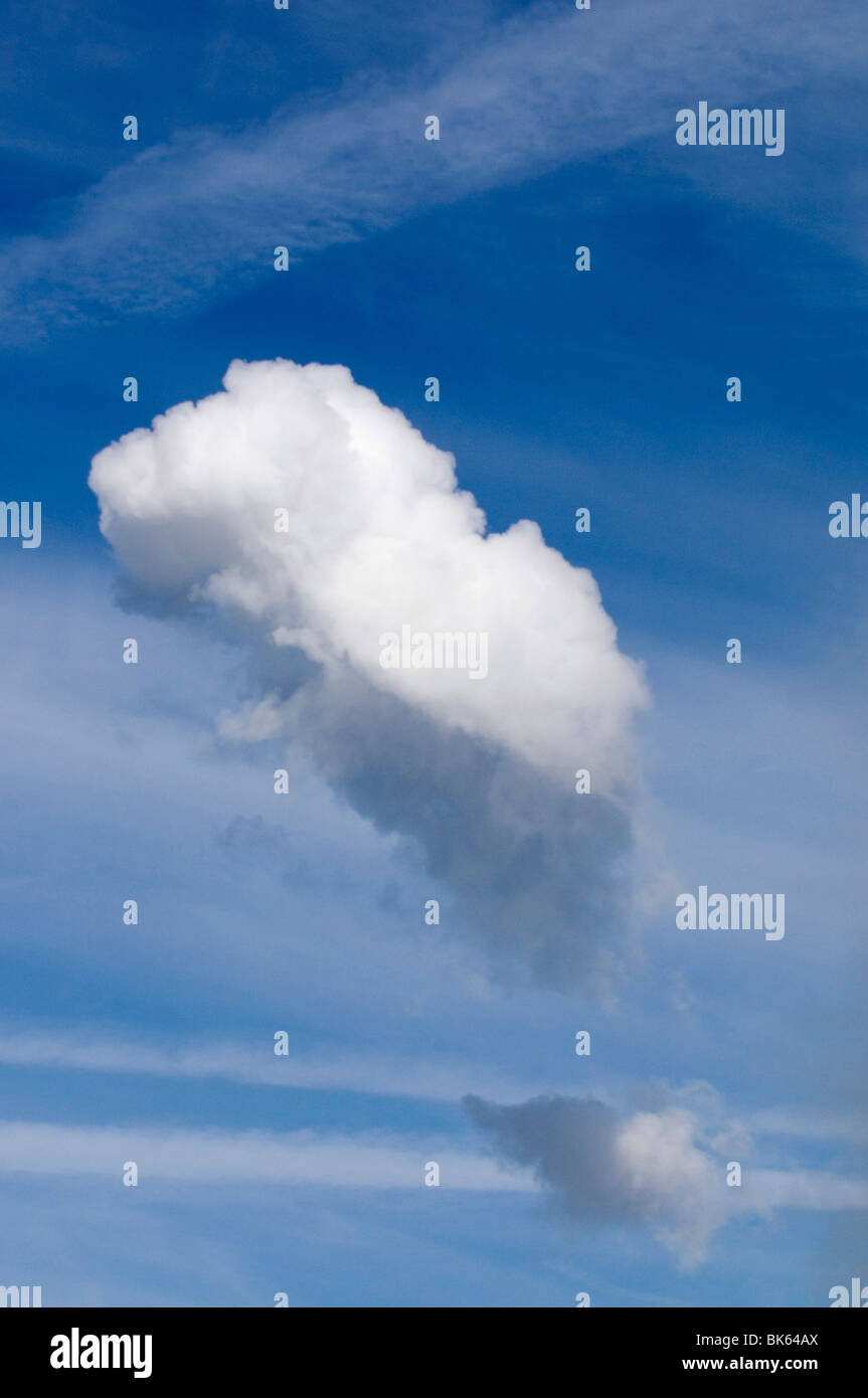 In salita ripida cumulus cloud in un cielo nuvoloso Foto Stock