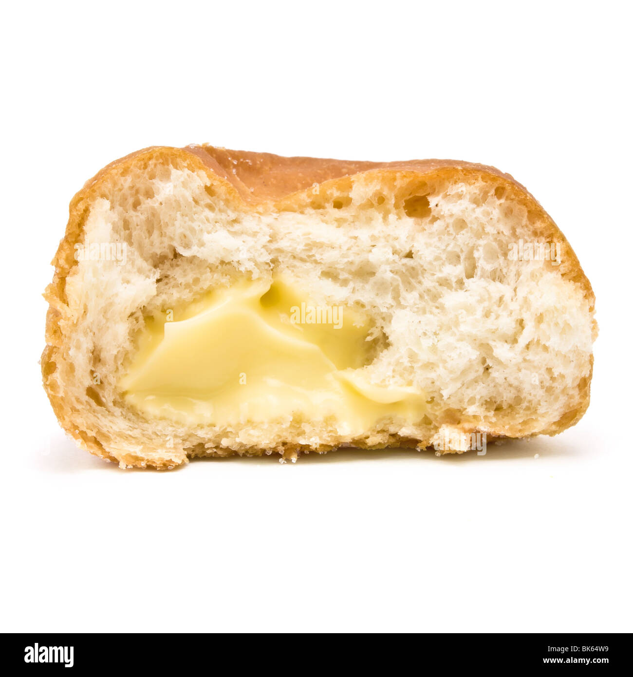 Crema pasticcera riempito ciambella isolata contro uno sfondo bianco. Foto Stock