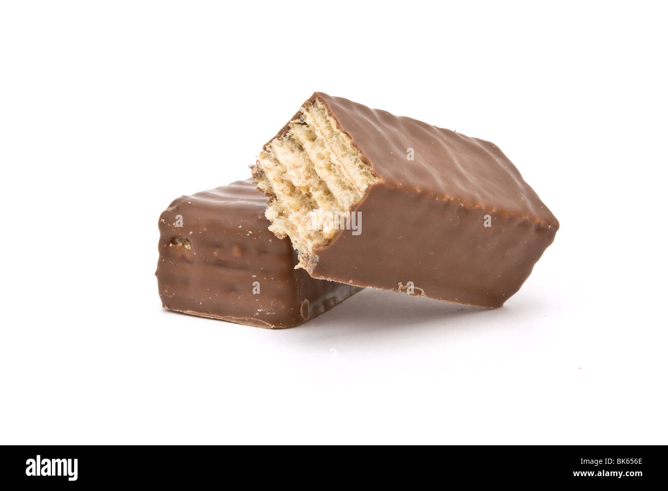 Ricoperta di cioccolato biscotto Wafer isolata contro uno sfondo bianco. Foto Stock