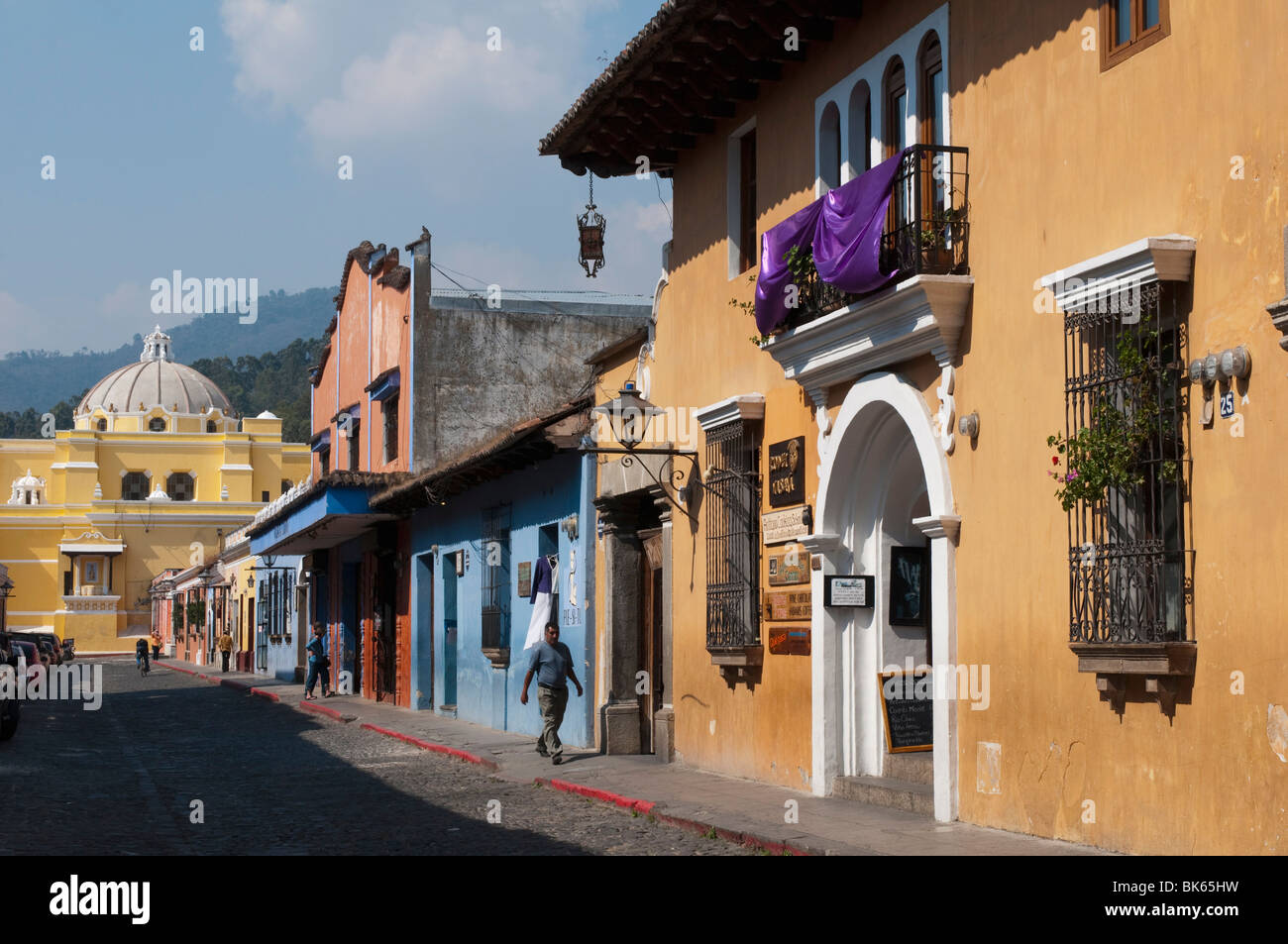 Calle de Santa Catalina e sullo sfondo La Merced chiesa, Antigua, Sito Patrimonio Mondiale dell'UNESCO, Guatemala, America Centrale Foto Stock