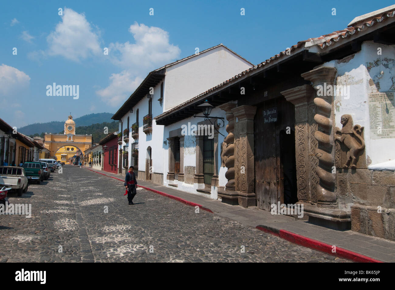 Gli edifici coloniali e Santa Catalina Arch, Sito Patrimonio Mondiale dell'UNESCO, Antigua, Guatemala, America Centrale Foto Stock