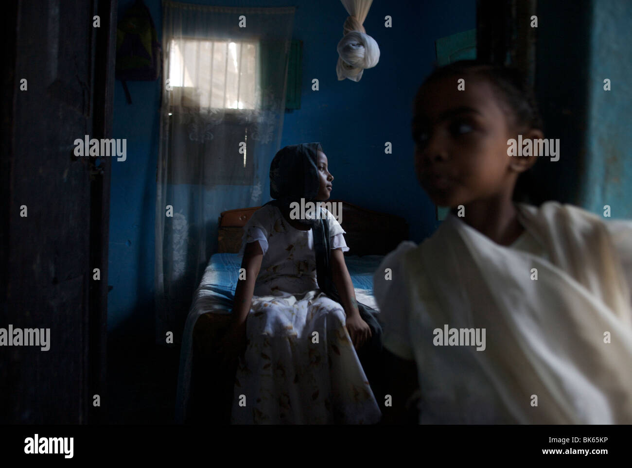 Le ragazze pongono nella loro lingua swahili casa nella città di isola di Lamu il 3 settembre 2009, in Kenya. Foto Stock