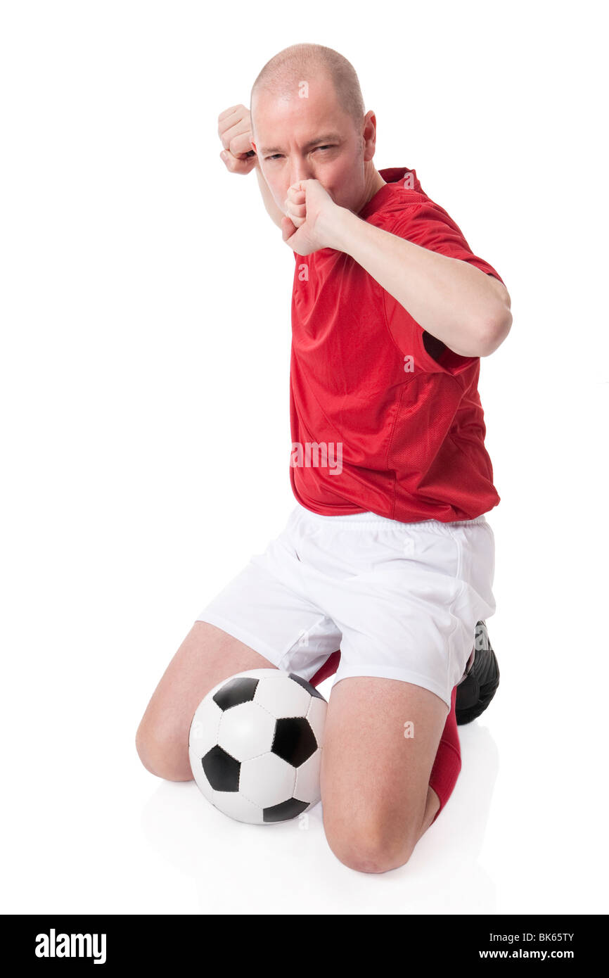 Piena isolati studio immagine da un giovane giocatore di calcio con sfera Foto Stock
