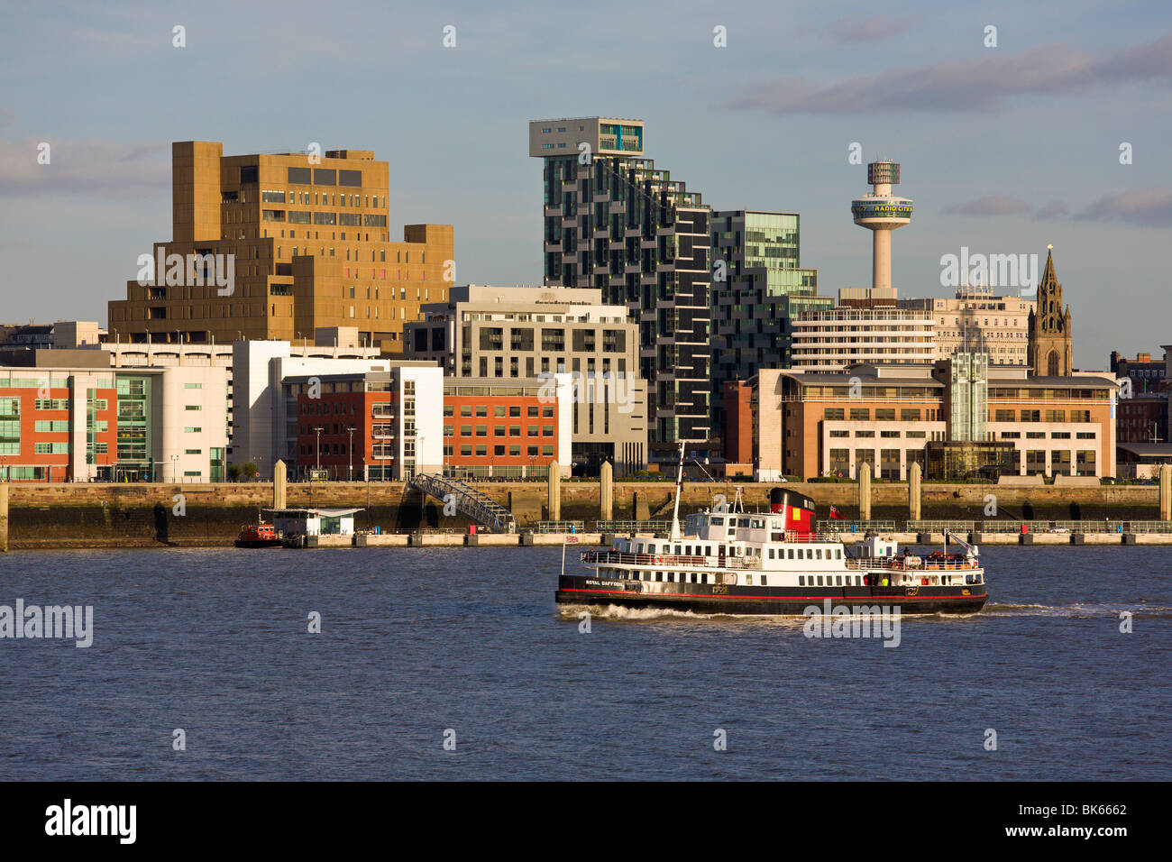 Traghetto e Waterfront Skyline, Liverpool, Merseyside England Foto Stock
