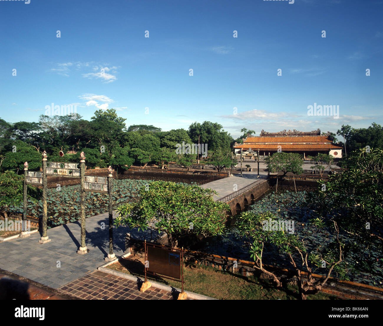 Il Ponte del Golden acque che conduce alla Thai Hoa Palace, la cittadella di Hue, Vietnam, Indocina, Asia sud-orientale, Asia Foto Stock