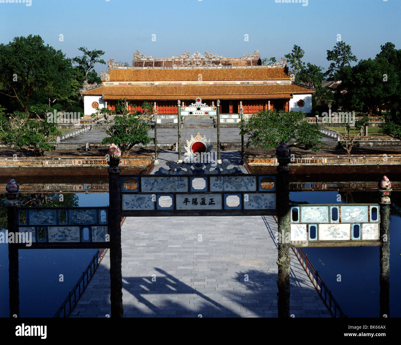 Il Ponte del Golden acque che conduce alla Thai Hoa Palace, la cittadella di Hue, Vietnam, Indocina, Asia sud-orientale, Asia Foto Stock